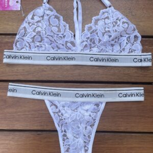 Conjunto de encaje con espalda cruzada